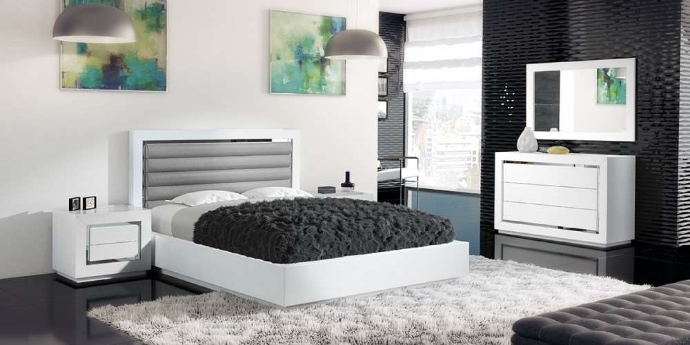 Quarto Completo Composto por: cama de casal para estrado 195*150, duas mesas de cabeceira, cómoda e moldura