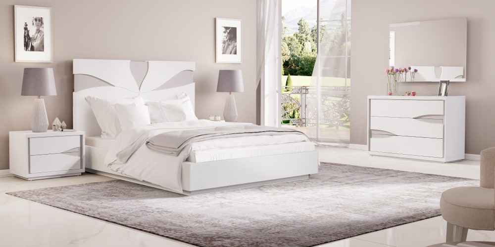 Quarto Completo Composto por: cama de casal para estrado 195*150, duas mesas de cabeceira, cómoda e moldura