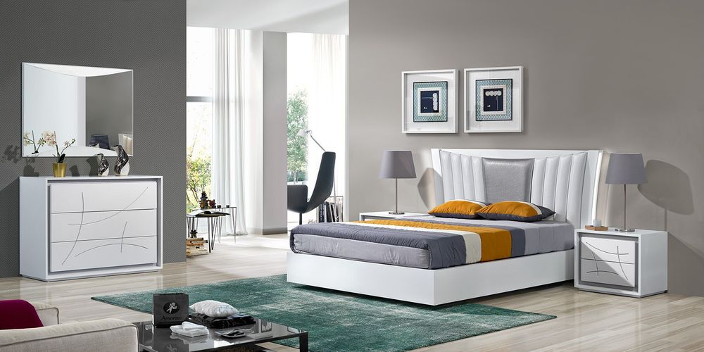 Quarto com cama de casal com cabeceira estofada (C187,5*P209*A135) para estrado 195*150 , duas mesas de cabeceira, cómoda e moldura