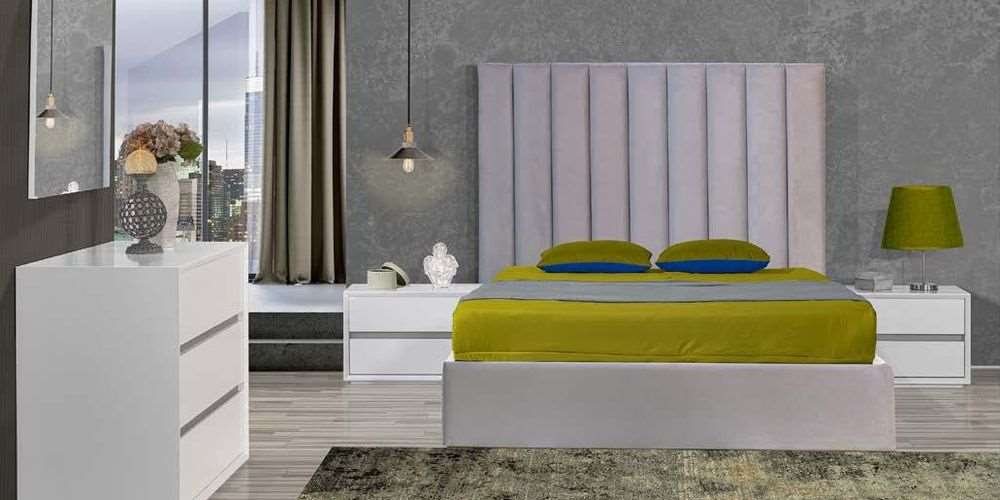 Quarto composto por cama de casal para estrado 195*150, duas mesas de cabeceira, cómoda e moldura