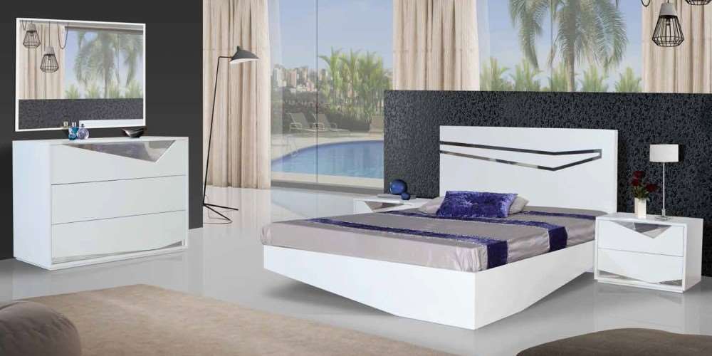 Quarto Completo Composto por: cama de casal para estrado 195*150, duas mesas de cabeceira e cómoda e moldura